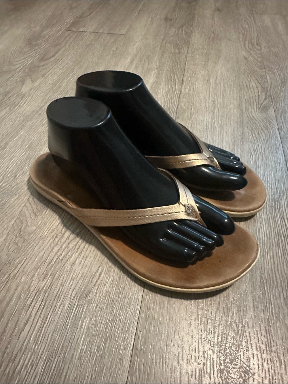 Olukai Honu Women's Metallic Gold Leather Flip Flop Sandals Sz 9
